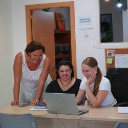 Imágenes durante la visita a los comedores sociales. Arrabal-AID