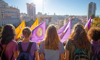 mujeres-protestando-por-sus-derechos-en-el-dia-de-la-mujer