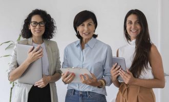 vista-frontal-de-mujeres-de-negocios-posando